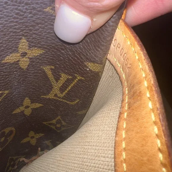 Louis Vuitton (discontinued) Monogram Reporter Bag (Authentic) - Picture 3 of 9